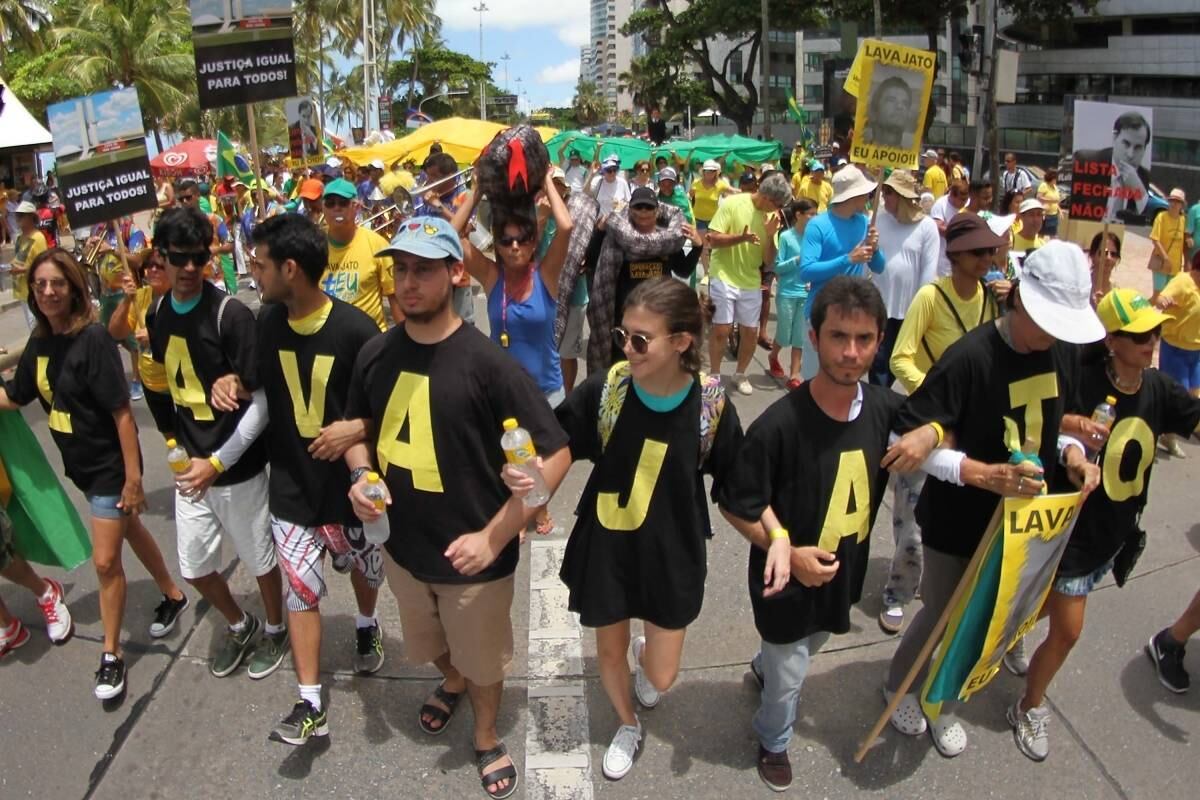Em Recife (PE), manifestantes estão nas ruas desde a manhã desse domingo. Um dos pedidos das pessoas que participam do ato é a manutenção da Lava Jato