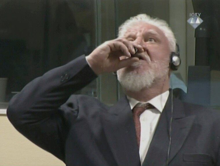 Praljak tomou veneno na sala do tribunal após ser condenado