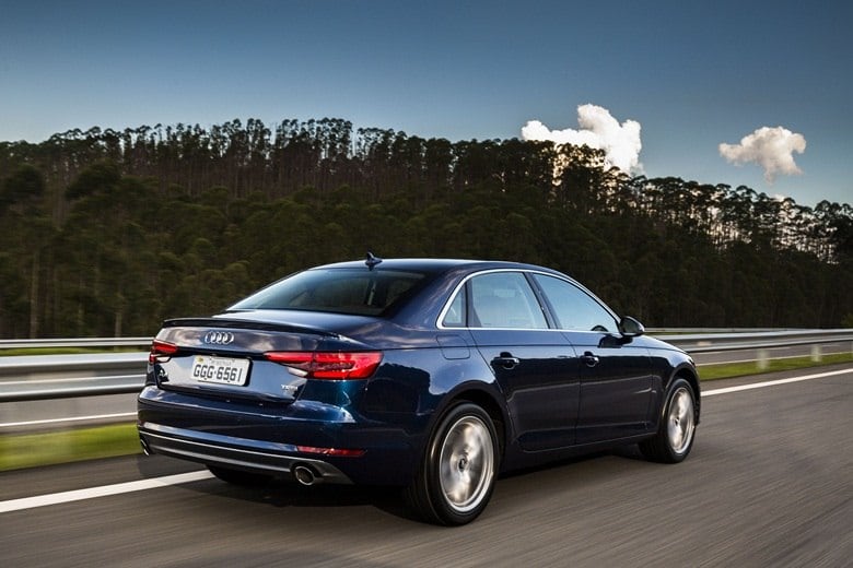 A4 Attraction: 159.990 — Principais equipamentos: Roda de 17'', Audi Drive Select, sensor de estacionamento traseiro, sensor de luz e de chuva, faróis bi xenônio com luzes diurnas de LED, volante multifuncional, bancos de couro sintético, auto-hold, keyless-go, piloto automático. Opcionais: Virtual Cockpit, central multimídia com integração com smartphone, GPS