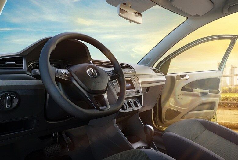 O volante vem do novo Golf, com formato anatômico e comandos do som e do computador de bordo. Nas versões mais caras, terá revestimento em couro, além de ajustes de altura e profundidade