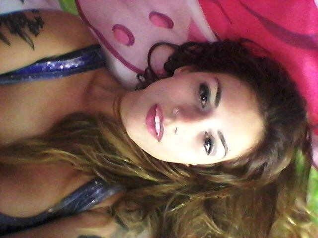 R7 — O Edu está convivendo com gente bem diferente dele. Como o músico deve se comportar em um grupo tão distinto?
Solange De-Ré — O Edu é um cara muito culto, informado, inteligente. Do tipo que lê cinco livros difíceis em diferentes idiomas ao mesmo tempo sem perder o fio da meada. Posso estar enganada, mas esses nomes não me soam opções de companhia para ele, no entanto ele se entretém facilmente com um belo par de seios. Imagino que vá ficar mais próximo dessas meninas
"Tá ganhando quanto pra fazer essa palhaçada aqui? ", dispara Edu K para Mara