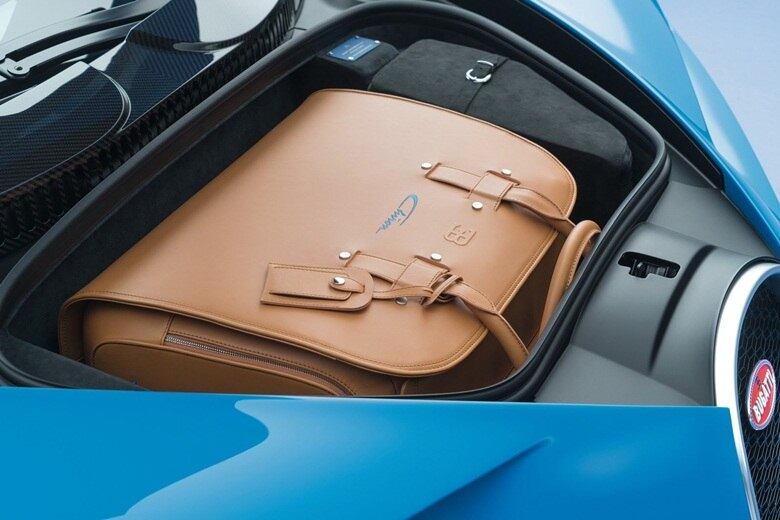 O motor central-traseiro faz com que o porta-malas (nanico) seja posto na dianteira