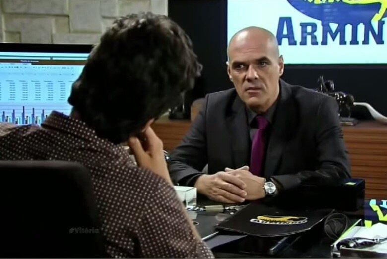 Javier tenta alertar Artur sobre a duvidosa amizade de Iago