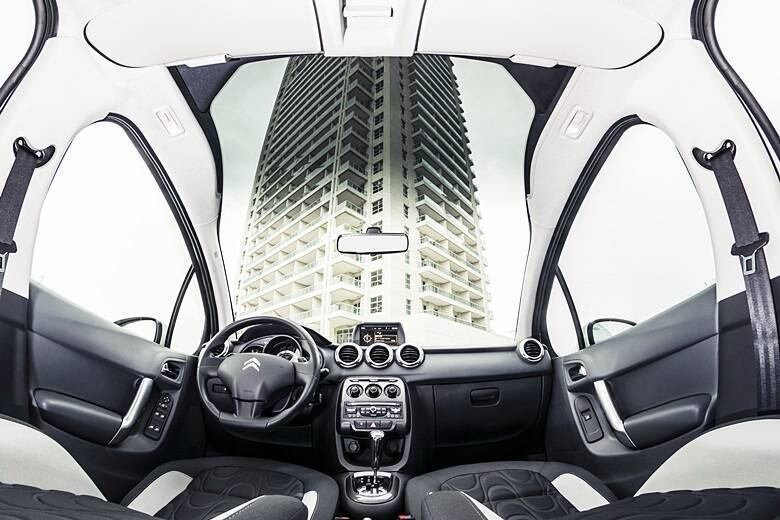 As versões Tendance e Exclusive trazem de série o para-brisas Zenith, com visão panorâmica. O vidro, por sinal, foi ampliado de 990 milímetros para 1.350 mm, deixando a área envidraçada ainda maior