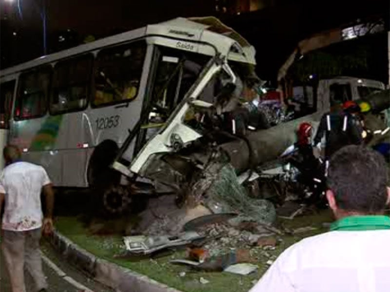 Um grave acidente deixou mais de 20 pessoas feridas na avenida Vasco da Gama, em Salvador. O ônibus se chocou no poste de forma violenta e o veículo ficou parcialmente destruído. O motorista ficou preso às ferragens e precisou amputar a perna direita