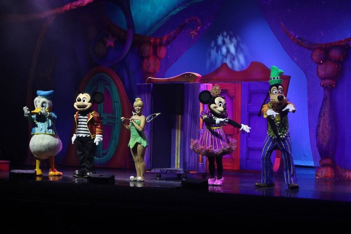 Cena do musical O Caminho Mágico de Mickey e Minnie
Conheça o R7 Play e assista à programação da Rede Record onde e quando quiser!