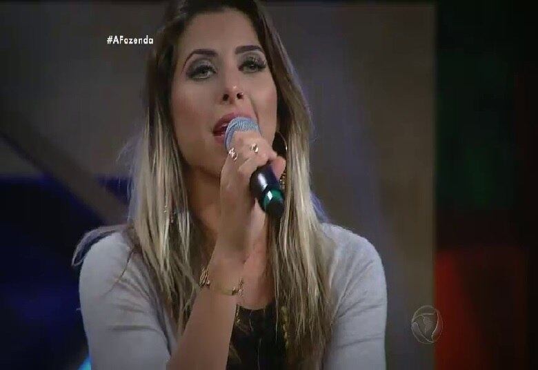 Em seguida Roberto Justus disse que notou uma tristeza nela após o anúncio do vencedor, viu uma sensação de derrota na modelo.

— 2% foi muito pouco, muitas pessoas disseram que
eu estava na frente no começo do programa e depois teve a virada do Douglas,
não sei dizer o motivo

+ Veja fotos dos bastidores da grande final de A Fazenda 8
+ Veja as expressões de Ana Paula Minerato, vice-campeã de A Fazenda 8
+ Douglas Sampaio é o campeão de A Fazenda 8. Relembre a participação do vencedor
+ Ana Paula Minerato é vice-campeã de A Fazenda 8. Veja como foi a participação da peoa no reality show
+ Luka Ribeiro é o terceiro colocado de A Fazenda. Relembre a trajetória do ator
+ “Tem participante que vai colher frutos muito ruins aqui fora”, crava JP Mantovani
+ Douglas leva tapa na cara de Mara Maravilha, cai no choro e afirma: "Ela não merece um pingo de respeito"
+ Veridiana joga bebida em Marcelo Bimbi durante festa de encerramento e causa climão
