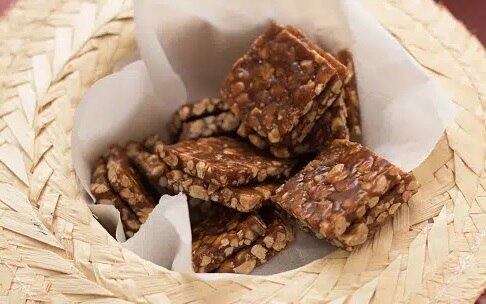 Já ouviu falar em pé de moça? Parente do pé de moleque, também típido das quermesses, o pé de moça tem a crocância do amendoim, porém em quadradinhos macios, graças à adição de leite condensado. É fácil de fazer e dura bastante tempo, as crianças adoram. Aprenda a preparar o pé de moça e já separe alguns para a festa junina dos pequenos