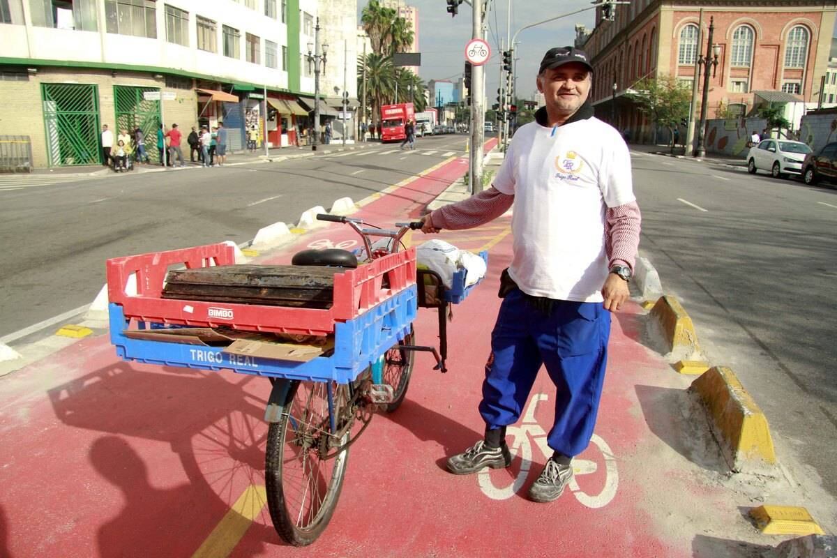 Já o entregador Francisco de Paula, que trabalha
em uma padaria da rua Mauá, elogia a iniciativa.
— Trabalho aqui há 12 anos e sempre andei de
bicicleta. Agora está mais seguro, porque saio da loja aqui na Mauá, passo pela
Duque de Caxias e vou até a avenida Cásper Líbero. É rápido, os motoristas
respeitam