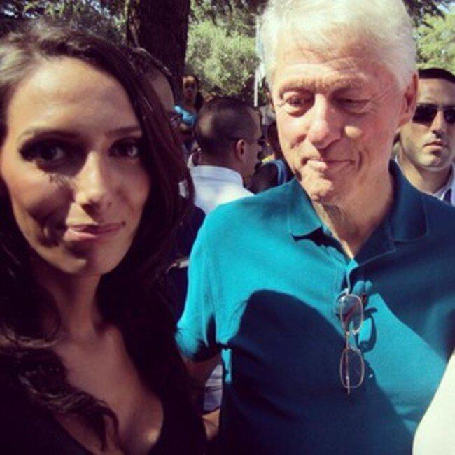 Bill Clinton ficou mais interessado no decote do que na foto