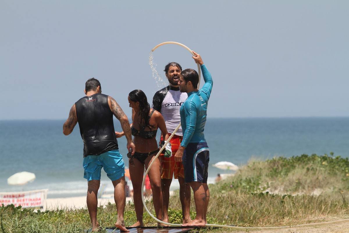 Bruno Gagliasso e Ricardo Pereira praticam stand up paddle na praia da Barra da Tijuca, no Rio