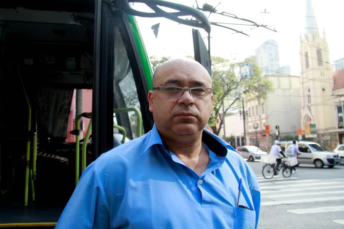 O motorista de ônibus Olímpio Barros conta que passa pela ciclovia em alguns dos cruzamentos próximos ao Largo do
Paissandú e o que observa é um respeito mútuo entre veículos e bicicletas.
— Nunca vi acidentes entre bicicletas e
ônibus nessa linha que eu trabalho (Terminal Cachoeirinha — Largo do
Paissandú). Apesar do trânsito ser caótico, eu andaria de bicicleta por aqui