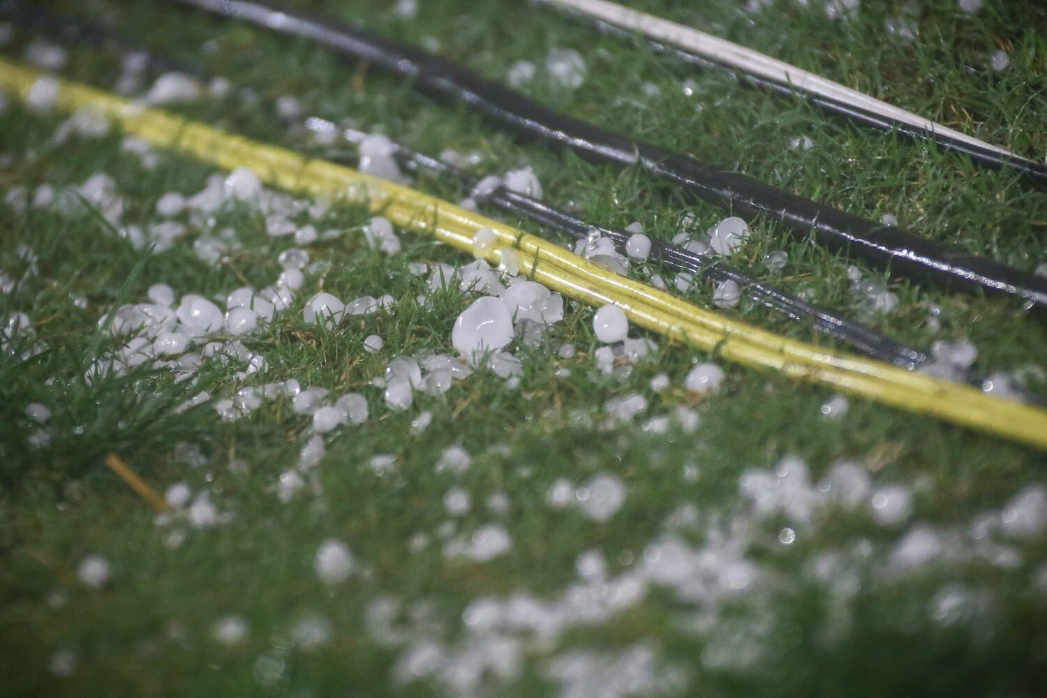 A partida entre Atlético-MG e Internacional, no estádio Independência, teve que ser interrompida por uma chuva com queda de granizos no gramado. Para se ter uma ideia do risco que os atletas corriam, algumas pedras tinham o tamanho de uma bola de pingue-pongue