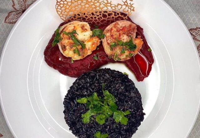 Bruno Freitas se intitula nas redes como cozinheiro amador, mas esse prato é bem profissional! O arroz negro acompanha purê de beterraba e camarões grelhados. Difícil saber o que é mais gostoso aqui!