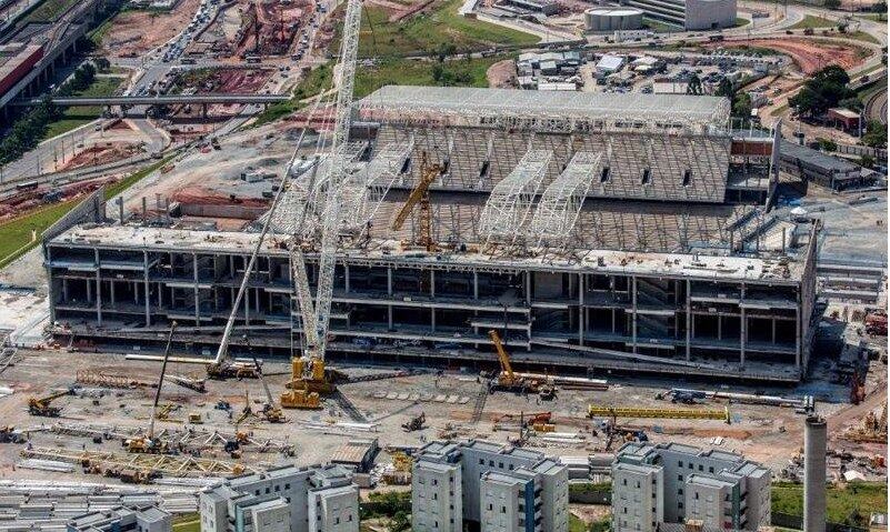 Ainda faltava concluir a colocação da estrutura da cobertura, gramado,
acabamento das instalações internas, iluminação, entre outros itens
