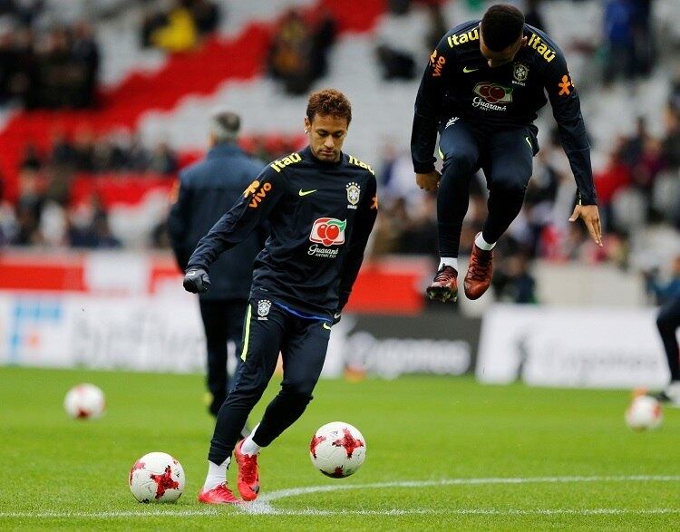 Aquecimento de Neymar e Gabriel Jesus antes do jogo