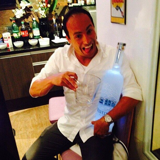Aposentado desde 2011, Aílton mantém amizade com muitos jogadores e não dispensa uma boa farra. Em suas redes sociais, o ex-meia já até fez graça com uma enorme garrafa de vodka
