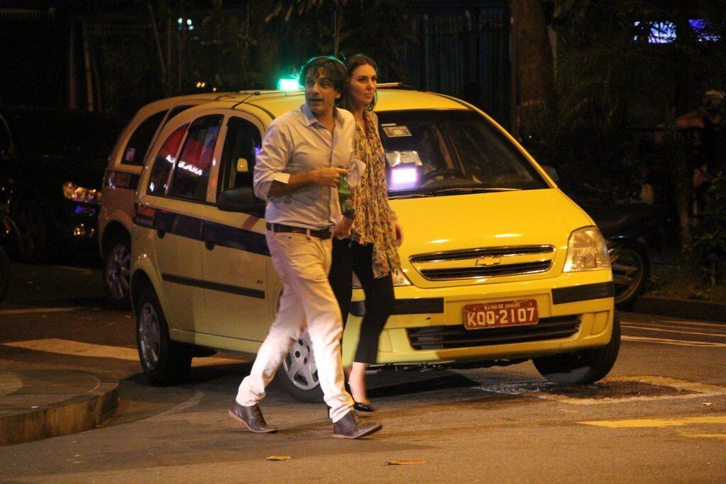 Distraídos, eles parecem não ter visto o paparazzo