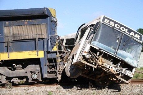 Trem bate em ônibus escolar em Suzano