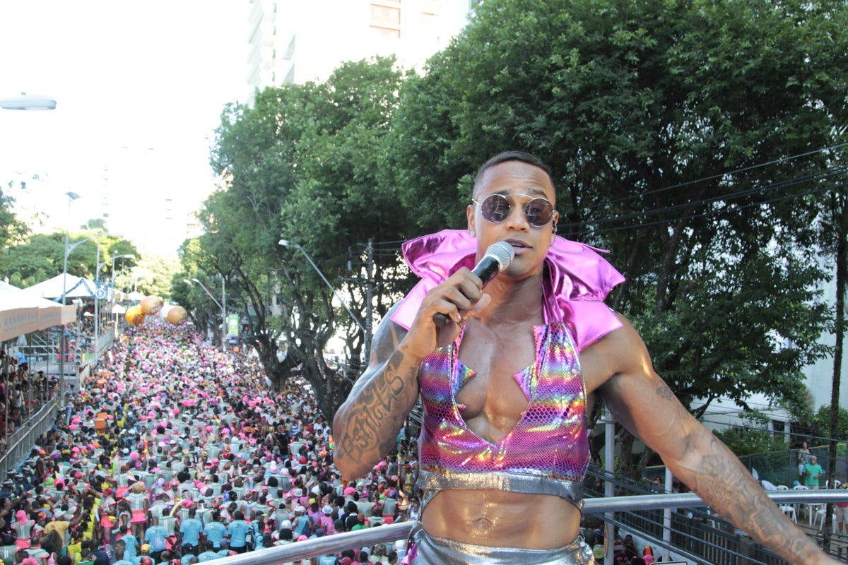 Vestido de mulher, Léo Santana agita multidão em trio elétrico