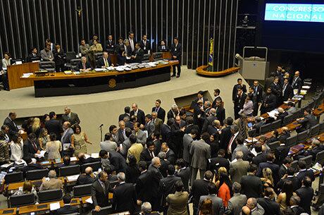 Congressistas recebem verba até para a gasolina de seus carros
