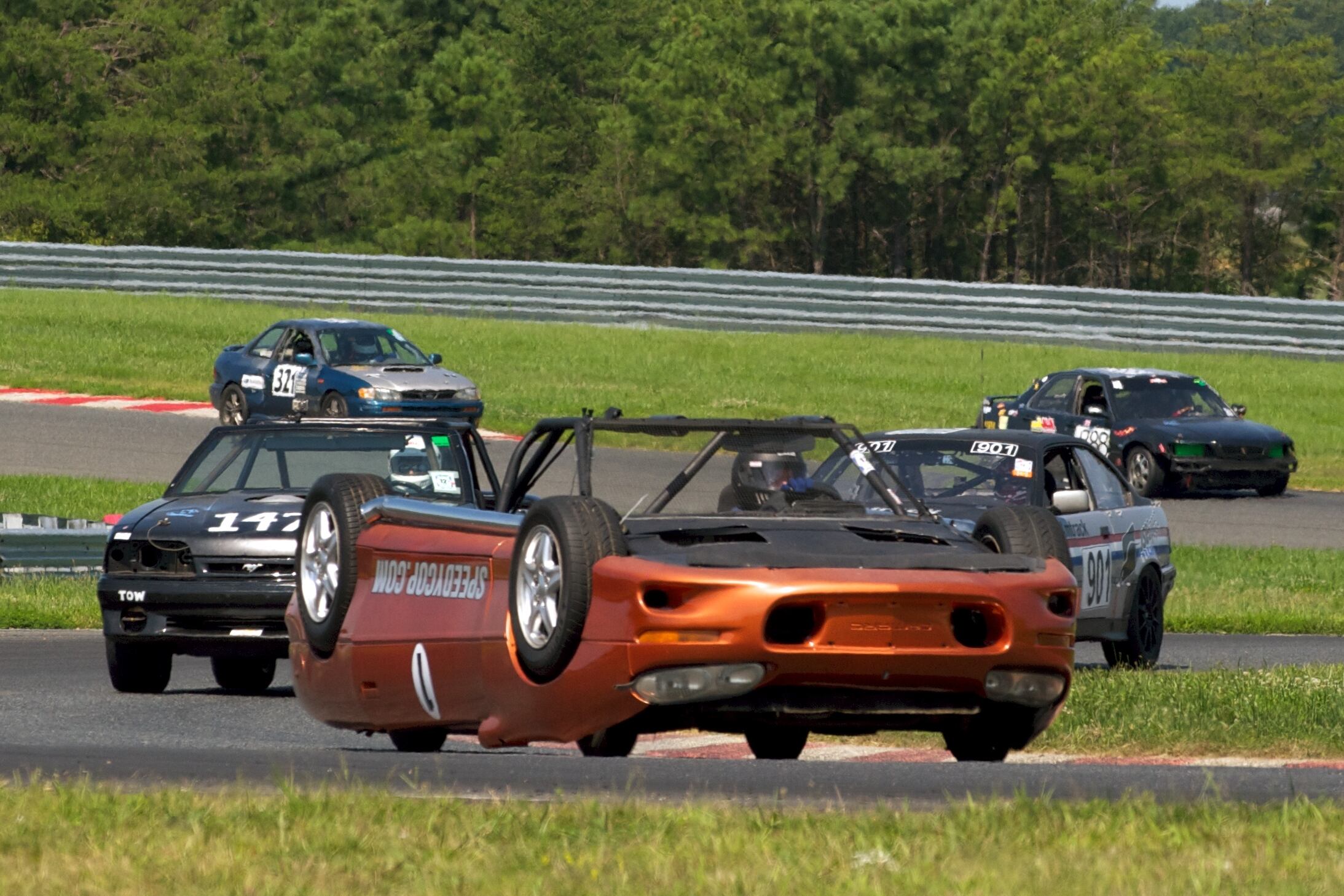 Um doido autodenominado SpeedyCop fez um Chevrolet Camaro de corrida único no mundo. O diferencial do esportivo americano não é um motor mais potente ou uma suspensão especial. O que torna o muscle-car tão especial é que ele corre de ponta-cabeça! Saiba como essa insanidade foi possível nas próximas fotos