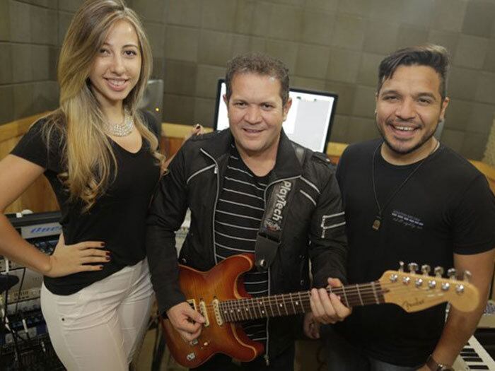 Sobre o divórcio com Joelma, Ximbinha afirmou que está sendo um período difícil: 


— Ficar sem meus filhos tem sido muito complicado

 

+ Ximbinha desmente boatos e dá sua versão sobre a saída de Thábata da X-Calypso
+ Siga o Domingo Show no Twitter e receba todas as notícias do programa
+ Tem Instagram? Siga o Domingo Show
