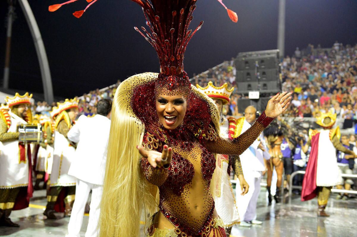 Valeska Reis brilhou como rainha da bateria Barcelona do Samba