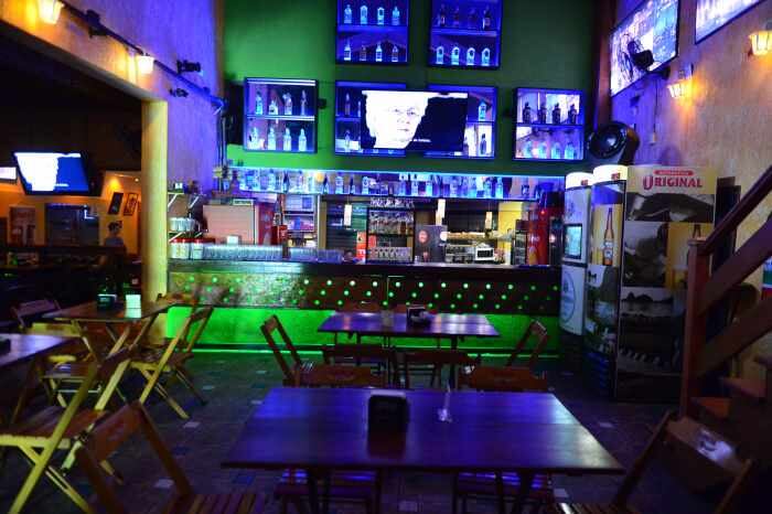 Galvani já chegou a presentear clientes com carteiras de
couro e, por vezes, a famosa “saideira” fica por conta da casa. Na data do
aniversário do bar, que guarda a sete chaves, não deixou que nenhum cliente
pagasse a conta.

— Todo mundo não pagou no dia. Não foi um prejuízo, foi um investimento.

A intenção, claro, é sempre fazer o cliente retornar

