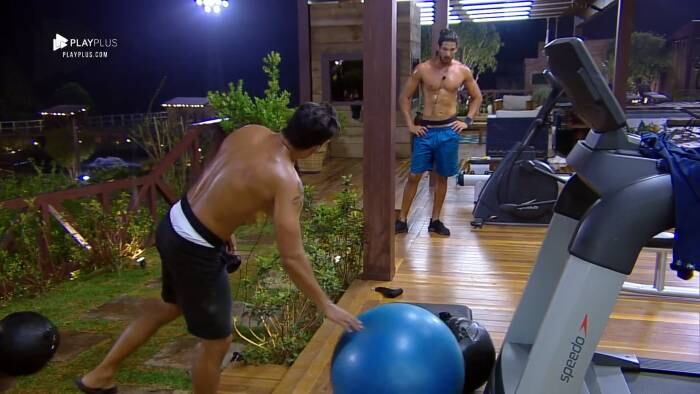 Felipe Sertanejo e João Zoli suaram muito na noite desta quarta-feira (26) após uma série de exercícios na academia de A Fazenda 10 