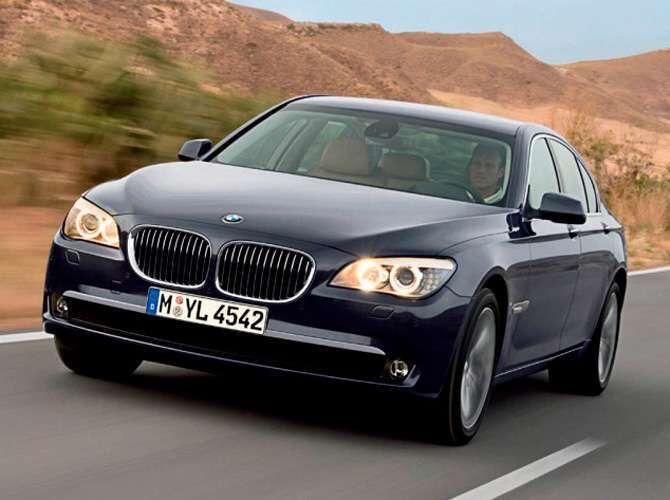 O goleirão Rogério Ceni adora o seu BMW 750I, de R$ 440 mil