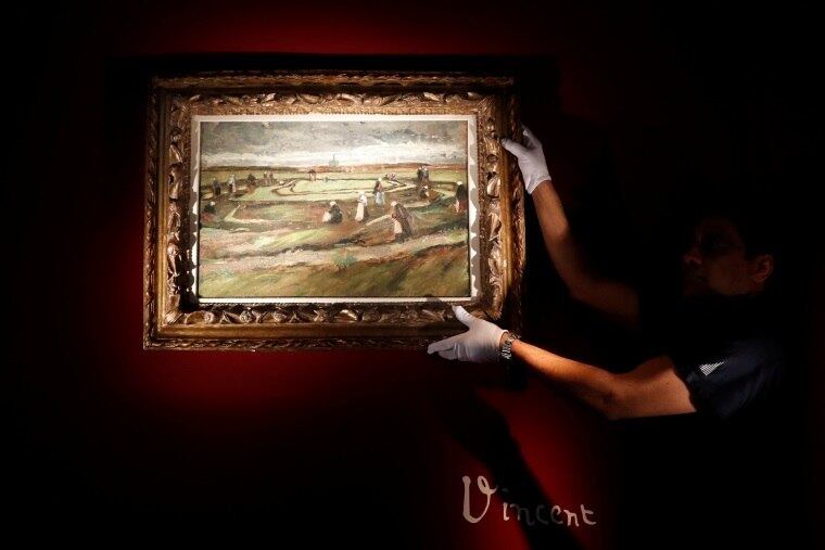 No quadro, camponesas trabalham sob céu nublado