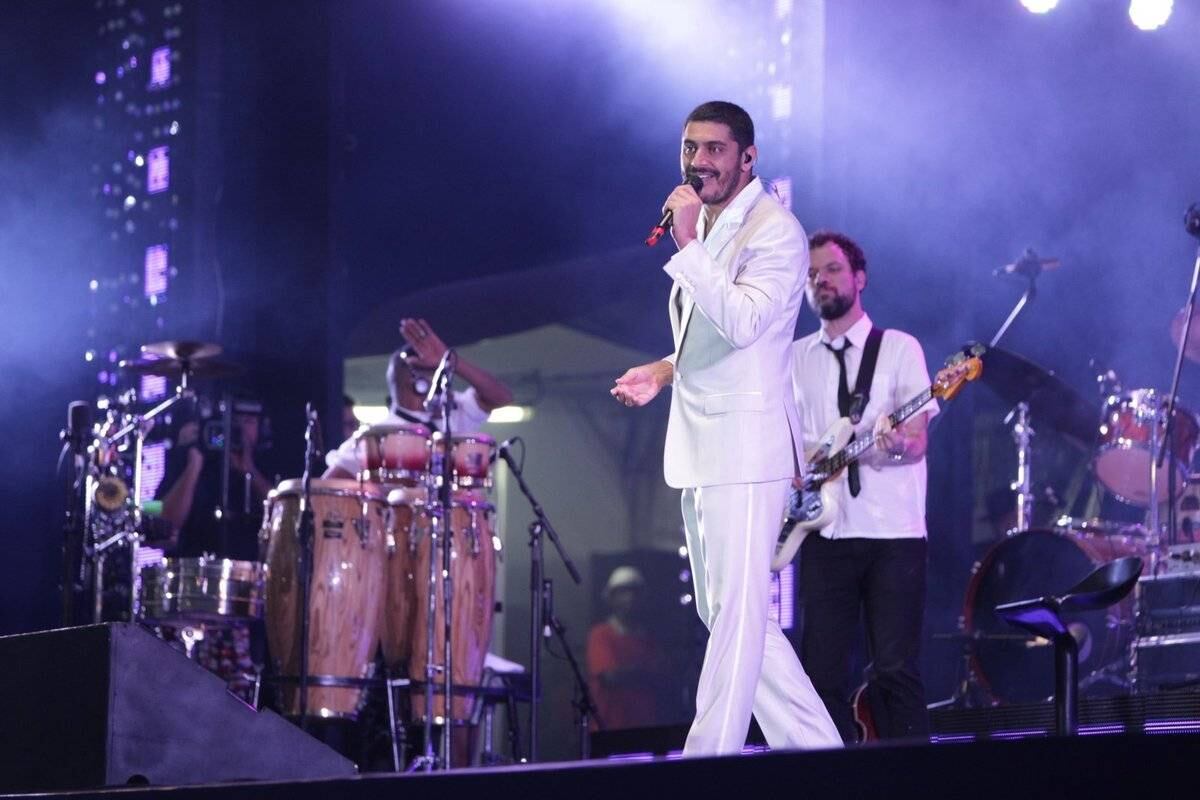 Criolo se apresenta em Copacabana, no Rio de Janeiro, neste domingo (21)