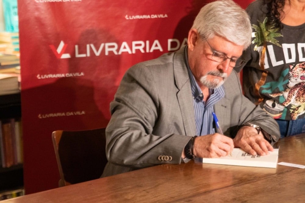 Janot autografa o livro "Nada Menos Que Tudo"