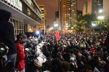 Manifestantes e policiais durante protesto na avenida Paulista