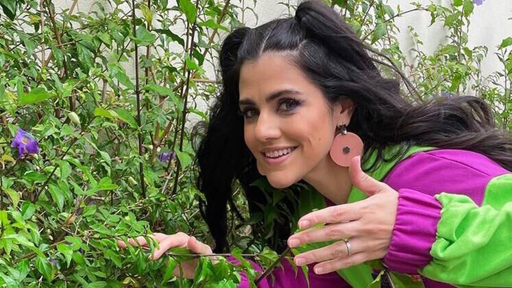 Em mais um registro divertido, Nat Guareschi mostrou detalhes incríveis dos bastidores. Entre brincadeiras no painel de especialistas, a jurada subiu nas costas de Saimon Bola, fez dancinha e até revelou onde os competidores ficam antes de se apresentarem