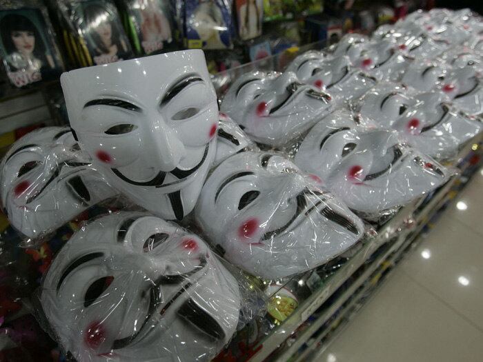 Em entrevista ao R7, Olga Gibert contou que a fábrica Máscaras Condal teve que voltar a produzir as peças às pressas, já que o estoque que existia acabou rapidamente após o início dos protestos