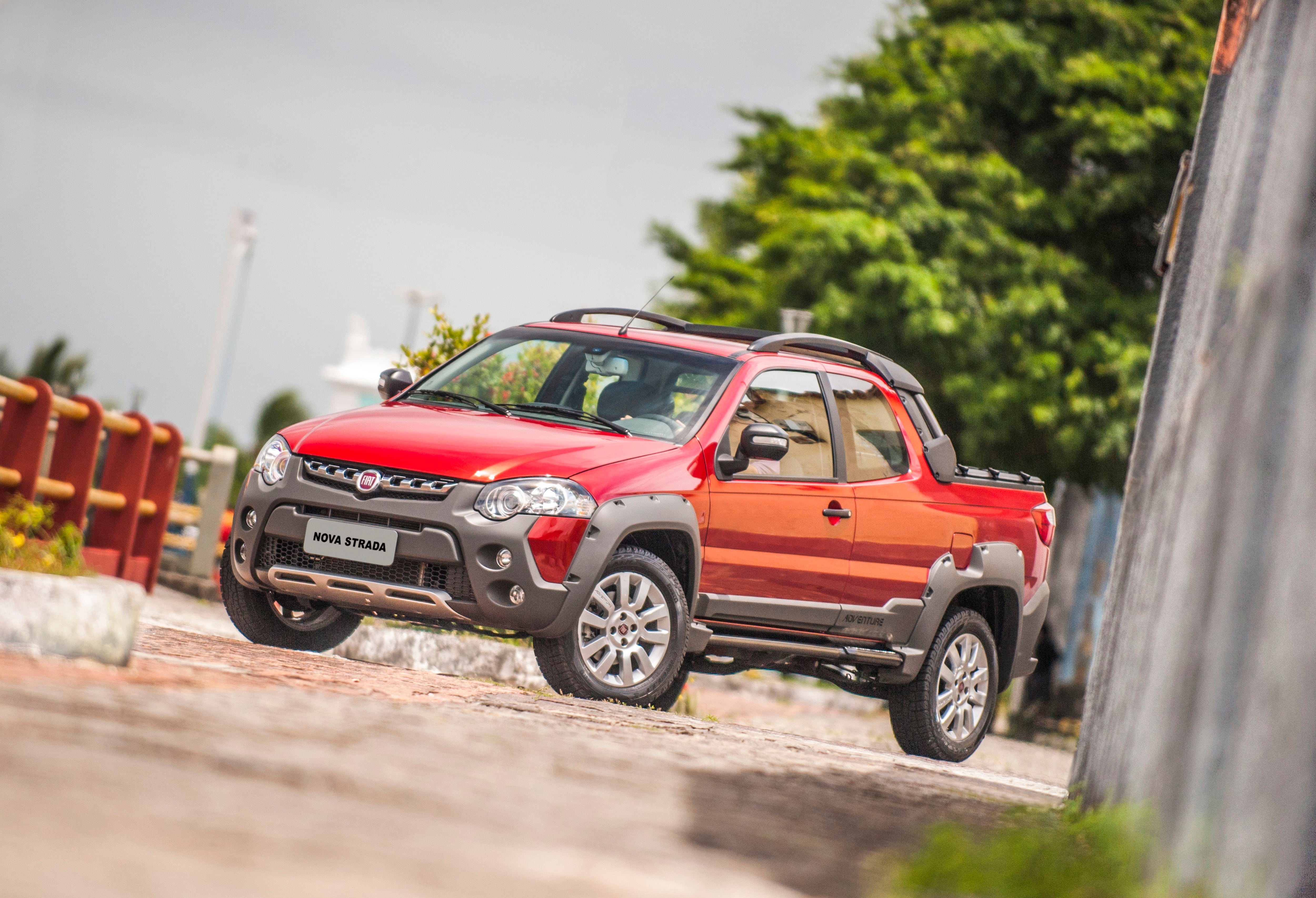 Junto à nova dianteira a Fiat reformulou pela primeira vez a lateral da Strada, que era a mesma desde seu lançamento, em 1998. Apesar de ter mantido a mesma plataforma, a picape agora conta com um forte vinco ligando a dianteira à traseira — o recurso estreou em 2007 na quarta reestilização do Palio, já descontinuada