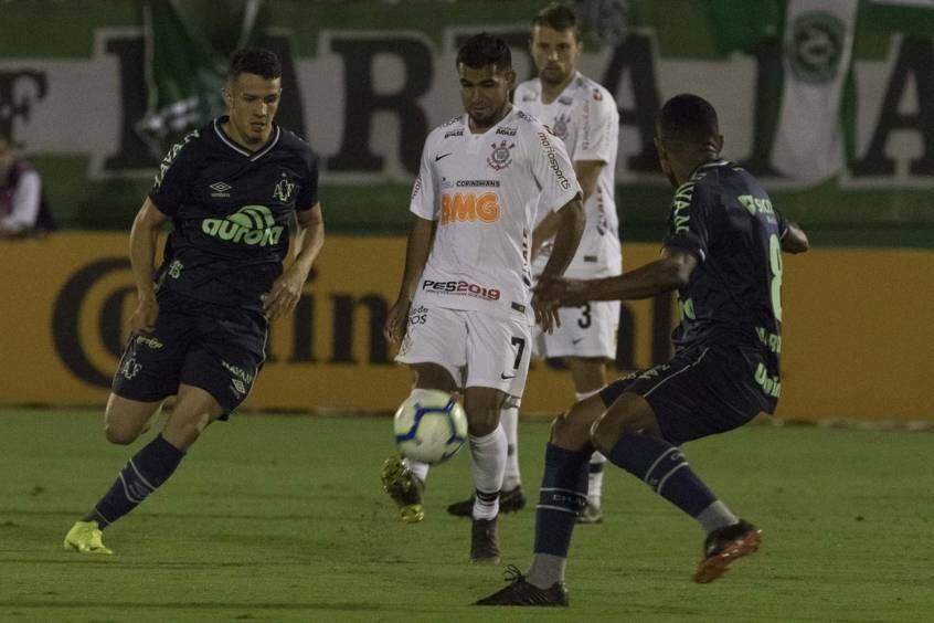Chapecoense e Corinthians fizeram jogo de ida sem inspiração na Arena Condá