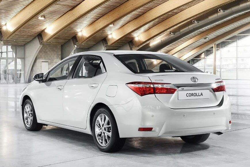 A traseira do modelo europeu também tem lanternas bipartidas, mas usa peças maiores

VEJA TAMBÉM

> Conheça a nova geração do Toyota Corolla norte-americano

> Inundações na Alemanha "engolem" concessionárias e dezenas de carrões de luxo são perdidos

Quer saber tudo sobre carros? Acesse R7.com/carros
