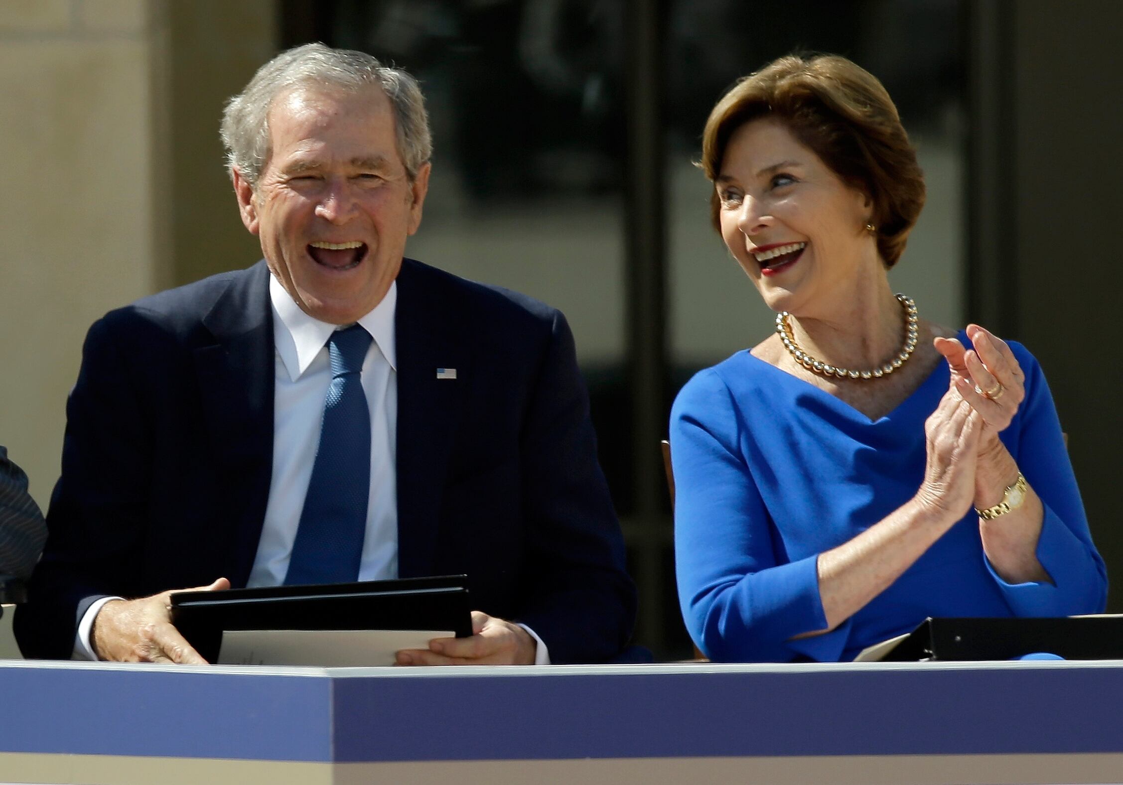 O ex-presidente americano George W. Bush tem a fama de ter sido um jovem bastante "baladeiro". Muitos dos seus colegas de juventude alegam que ele abusava frequentemente de álcool e cocaína.

Bush nunca foi capaz de negar o fato. Quando é questionado sobre os fatos do passado, ele responde: "Eu cometi muitos erros"