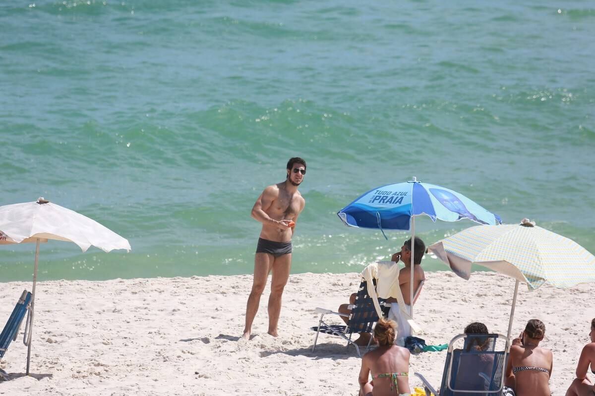 Emiliano D'Avila mostra atributos físicos em dia de praia no Rio