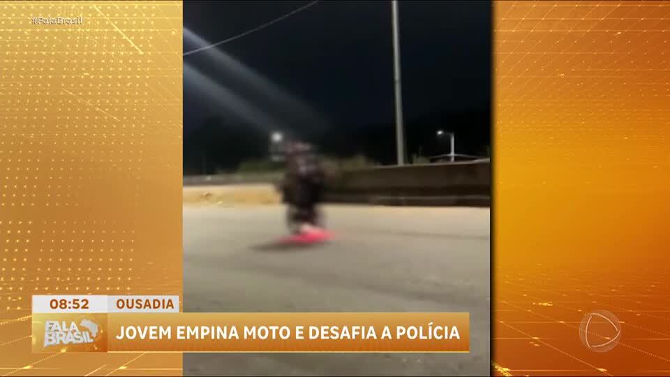 Adolescente desafia polícia em Viana (ES) com manobras perigosas de moto