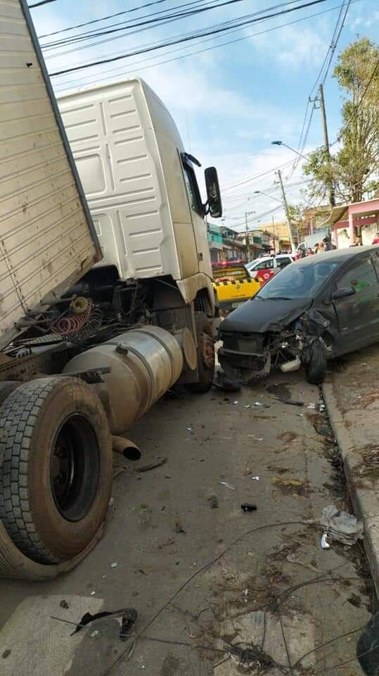 Colisão da carreta com carro