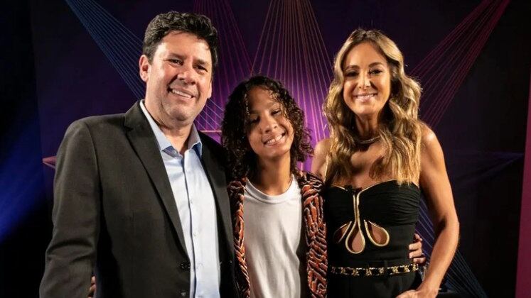 Ticiane Pinheiro é uma artista completa e cheia de talentos, que está há 18 anos na tela da Record TV. Já atuou em novelas, série, participou e apresentou reality show e segue espalhando carisma em sua carreira. Atualmente, a jornalista está no comando do Hoje em Dia, além do Canta Comigo Teen e o Troca de Esposas! Durante sua passagem pelo Record 70 anos - Uma História Espetacular, ela recebeu uma surpresa especial da mãe, Helô Pinheiro, e do jovem talento Emmanuel Ferraro, campeão do Canta Comigo Teen 3. ''Que eu esteja aqui para comemorar os 80, os 90, os 100 [anos]... Vocês realmente são um presente na minha vida'', deseja.