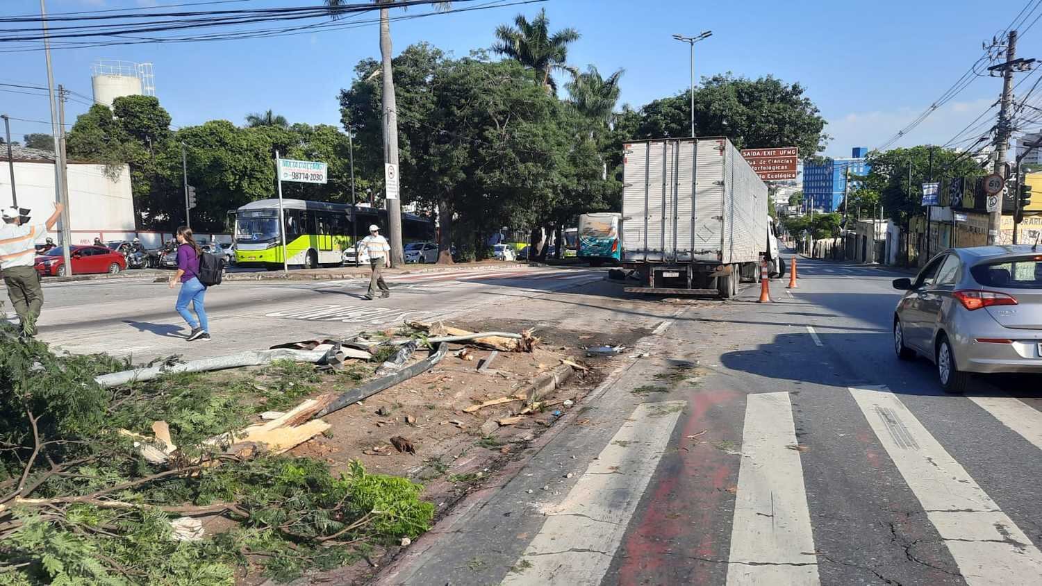O acidente ocorreu em uma
avenida movimentada de Belo Horizonte