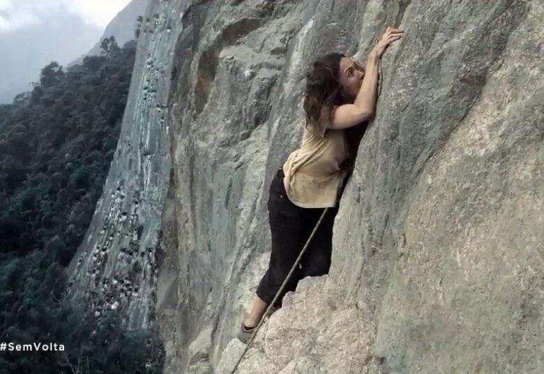 Como ela não tinha alternativas, começou a gritar por socorro. Diante do desfiladeiro, Inês já não tinha mais forças para se segurar 