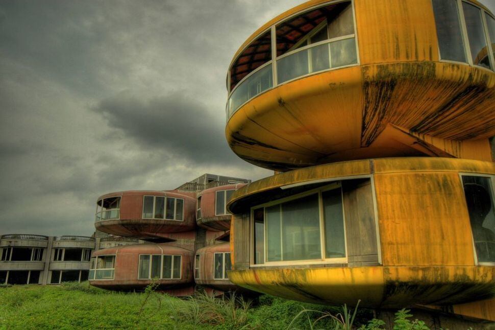 Sanzhi Resort, San Zhi, Taiwan

O Resort na verdade era um conjunto habitacional futurista que estava sendo construído para mais tarde ser vendido a militares americanos que fossem para o país. Porém a obra foi abandonada no meio em 1980, quando faltaram investimentos