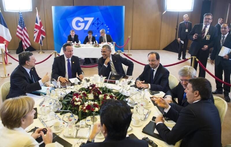 Líderes
do G7 se reúnem em Bruxelas, na Bélgica. Na mesa, estão Angela Merkel (chanceler da
Alemanha), José Manuel Barroso (presidente da Comissão Europeia), David Cameron
(primeiro-ministro britânico), Barack Obama (presidente dos Estados Unidos),
François Hollande (presidente da França), Stephen Harper (primeiro-ministro
canadense), Matteo Renzi (presidente italiano) e Shinzo Abe (primeiro-ministro
japonês)