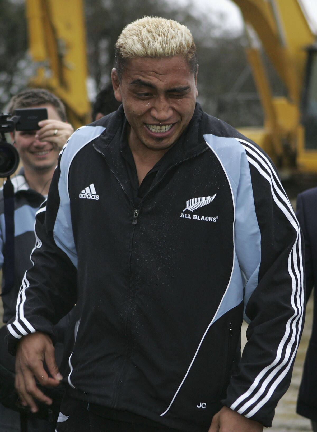 Collins tinha 34 anos e defendeu a seleção da Nova Zelândia, conhecida como "All Blacks", entre 2001 e 2007. Durante esse período, ele chegou a ser capitão do badalado time durante algumas partidas; veja outros 25 casos de tragédias esportivas ocorridas este ano